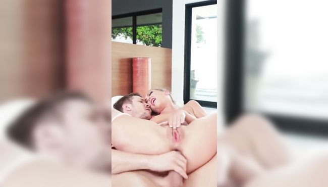 Stunning babe gets her ass stretched