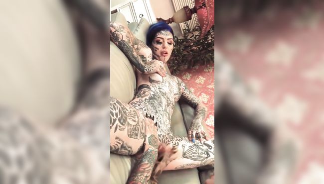 Hot tattooed babies pussy licking